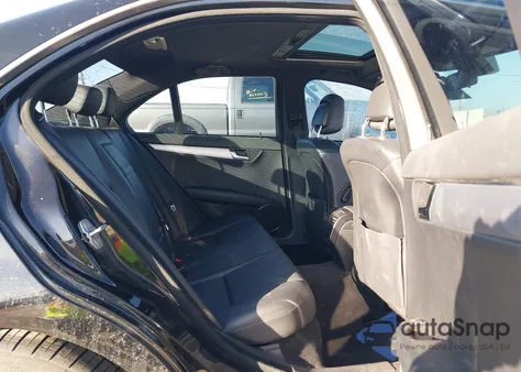 2010 Mercedes-Benz C 300 Luxury/Sport z USA, uszkodzony, nr VIN WDDGF5EB8AR089596